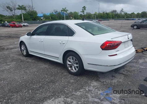 2017 Volkswagen Passat 1.8T S z USA, uszkodzony, nr VIN 1VWAT7A36HC042726